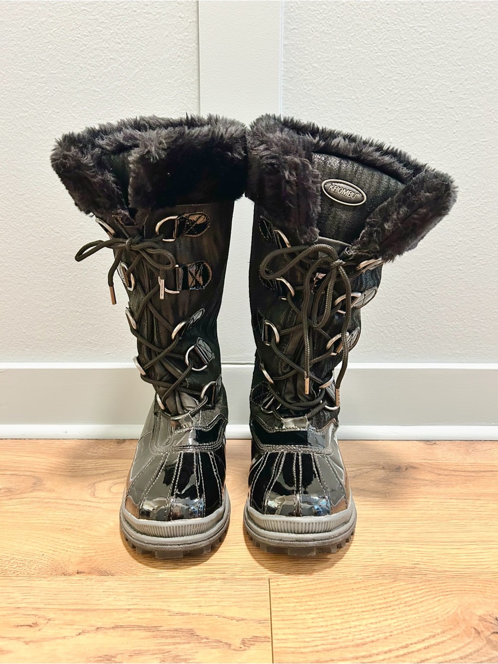 Khombu Queechee Stingray Women's Black Faux Fur Lace-Up Snow Boots - Size 6